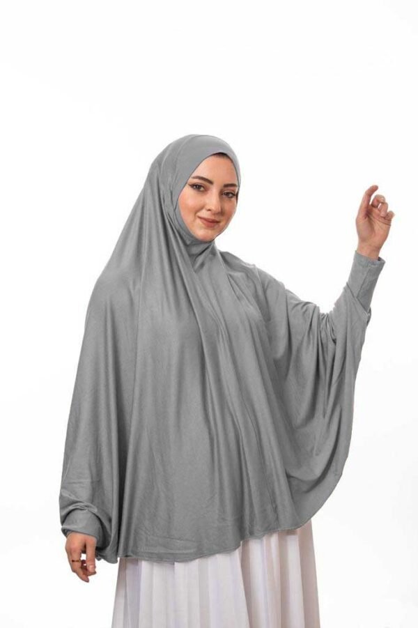 benilly-Jilbab-6.jpg Khaki Ramadan abaya i Dubai-tyg med subtil brodering Elegant khaki abaya med lös passform och traditionell design Modest jilbab i khaki med fullständig täckning och bekväm passform