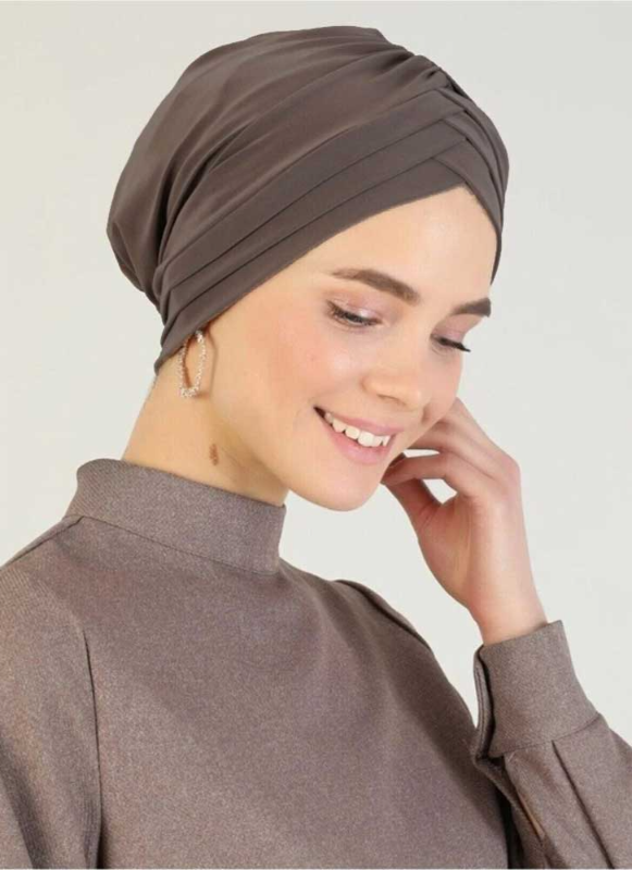 Tre Vingar Turban-Hijab i brun lykra med tre vingar Elegant turban-hijab i brun med färdigknuten design Komfortabel hijab i lyxig lykra, perfekt för vardag och fest