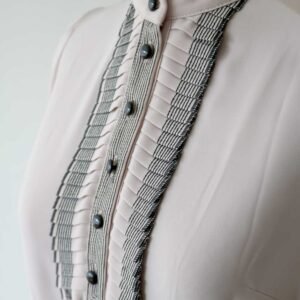 Lång Kråsblus i Mjukt och Hållbart Tyg - Beige - Image 8