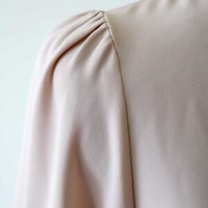 Lång Kråsblus i Mjukt och Hållbart Tyg - Beige - Image 7