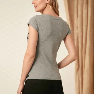 Tittar ut genom fönstret mamma T-shirt grå - Image 4