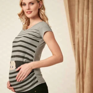 Tittar ut genom fönstret mamma T-shirt grå - Image 3