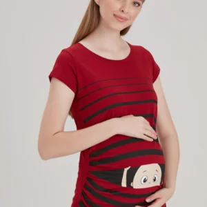 Tittar ut genom fönstret mamma T-shirt rött - Image 3