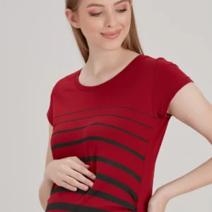 Tittar ut genom fönstret mamma T-shirt rött - Image 4