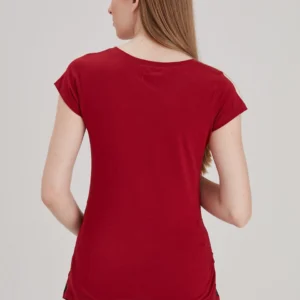 Tittar ut genom fönstret mamma T-shirt rött - Image 5